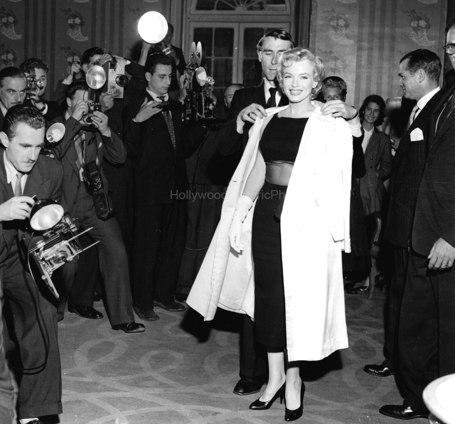 Marilyn Monroe 1957 The Prince and the Showgirl london.jpg